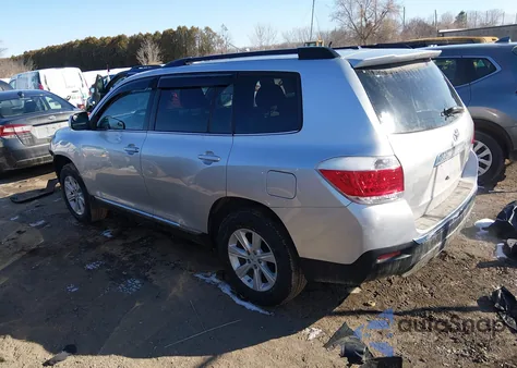 2012 Toyota Highlander Base V6 z USA, uszkodzony, nr VIN 5TDBK3EH3CS137776